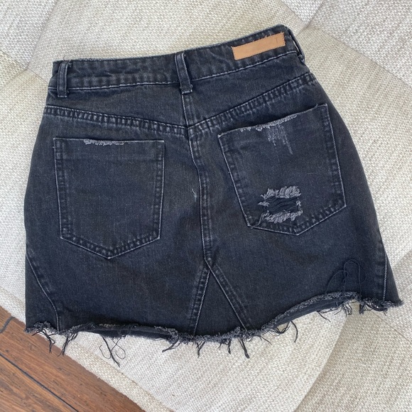 BLACK DISTRESSED DENIM MINI SKIRT - Picture 2 of 3